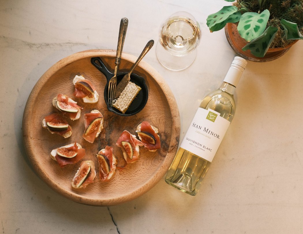 crostini and fig paired with sauvignon blanc wine