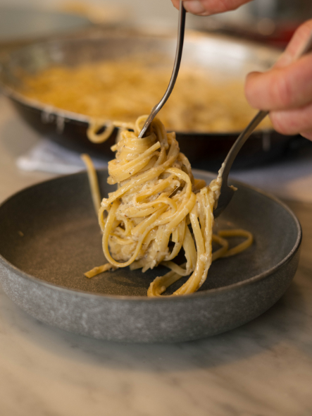 plate of cacio e pepe being twirled