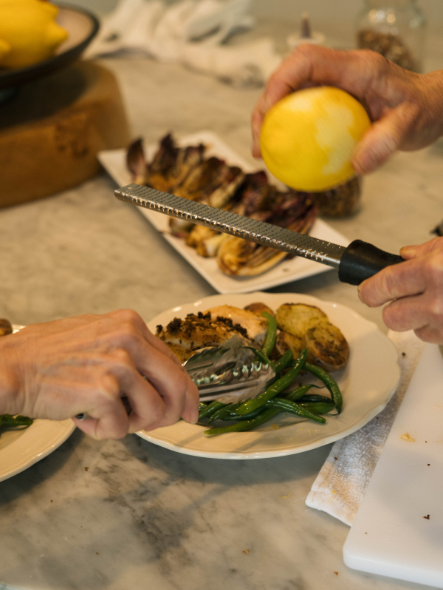 dressing funnel chicken with lemon and green beans